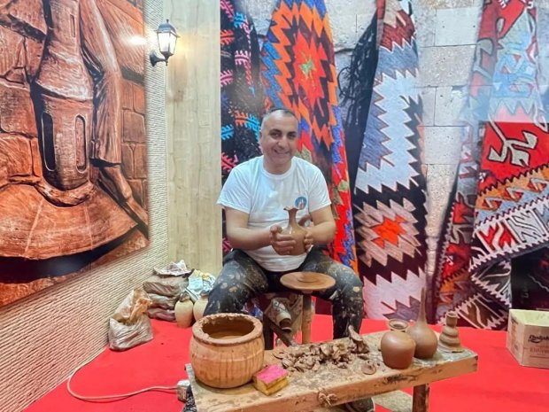 Nevşehir Valimiz Sayın Ali Fidan, EMITT 2025 Turizm Fuarında Avanos Standını Ziyaret Etti.
