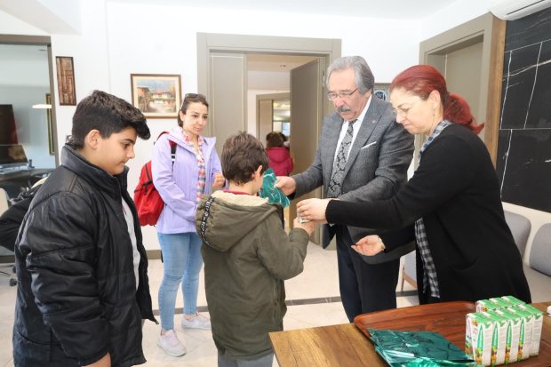 Alaeddin İlköğretim Okulu öğrencileri, Belediye Başkanımız Sn. Mustafa Kenan Sarıtaş’ı ziyaret ettiler.