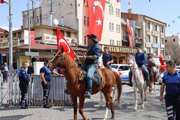 Avanos’ta 23 Nisan Ulusal Egemenlik ve Çocuk Bayramı, Çelenk Sunumu ve Kortej Yürüyüşü ile Başladı