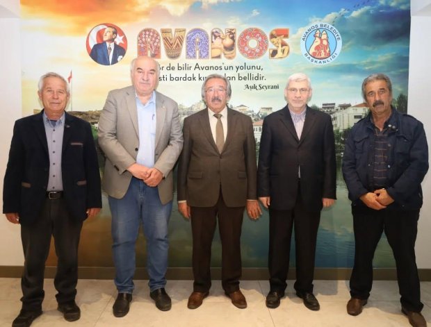 Akademisyen Sn. Prof. Dr. Mehmet Soysaldı ve Karayolu Trafik Yol Güvenliği Şubesi Başkanı eğitimci ve yazar Sn. Şahin Güneş Belediye Başkanımız Sn. Mustafa Kenan Sarıtaş’ı ziyaret ettiler.