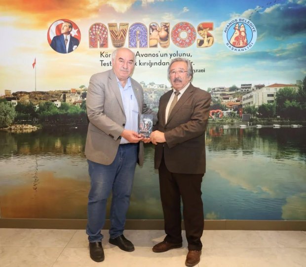 Akademisyen Sn. Prof. Dr. Mehmet Soysaldı ve Karayolu Trafik Yol Güvenliği Şubesi Başkanı eğitimci ve yazar Sn. Şahin Güneş Belediye Başkanımız Sn. Mustafa Kenan Sarıtaş’ı ziyaret ettiler.