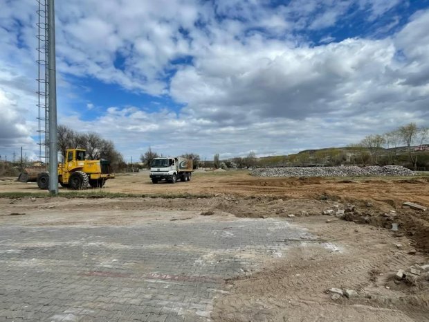 Kızılırmak kenarında, Karşıbağ girişinde atıl durumda bulunan boş arazi, taş döşenerek halkımızın hizmetine otopark olarak sunulmak üzere düzenleme çalışmaları başlatıldı.