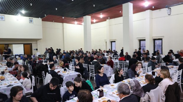 BELEDİYEMİZİN GELENEKSEL İFTAR SOFRASINDA HEMSEHRİLERİMİZ BİR ARADA ORUÇLARINI AÇIYOR