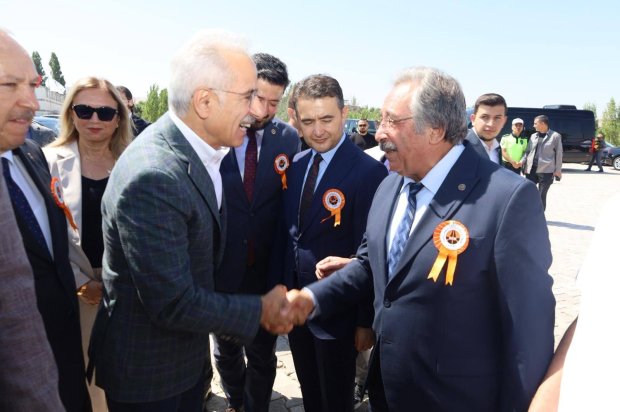 Ulaştırma ve Altyapı Bakanımız Sayın Abdulkadir Uraloğlu’nun katılımlarıyla kapsamlı şekilde restorasyonu tamamlanarak hizmete giren Tarihi Taş Köprümüzün resmi açılışı tören gerçekleştirildi.