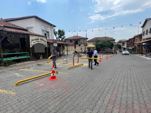 Belediyemiz tarafından çarşı meydanında hayata geçirilen "Araç Park Yoğunluğunu Azaltma ve Yayalaştırma" çalışmaları kapsamında hayata geçirilen duba çalışmaları esnaf ve vatandaşlarımızdan tam not aldı.