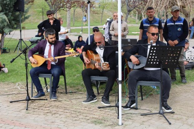 Hıdırellez Şenliği, belediyemizin organizasyonuyla yoğun ilgi ve katılımla coşkulu bir şekilde gerçekleştirildi.
