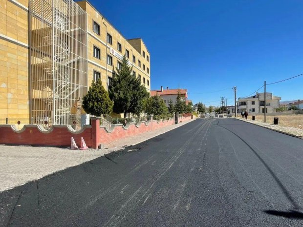Kapadokya Caddesinde sıcak asfalt yol yapım çalışması cadde sonuna yaklaştı.