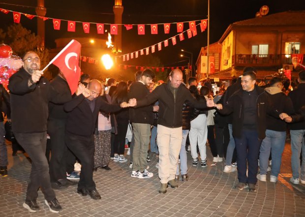 Cumhuriyet coşkusu meydanda yakılan sin sin ateşi ve çalınan marşlarla doyasıya kutlandı.