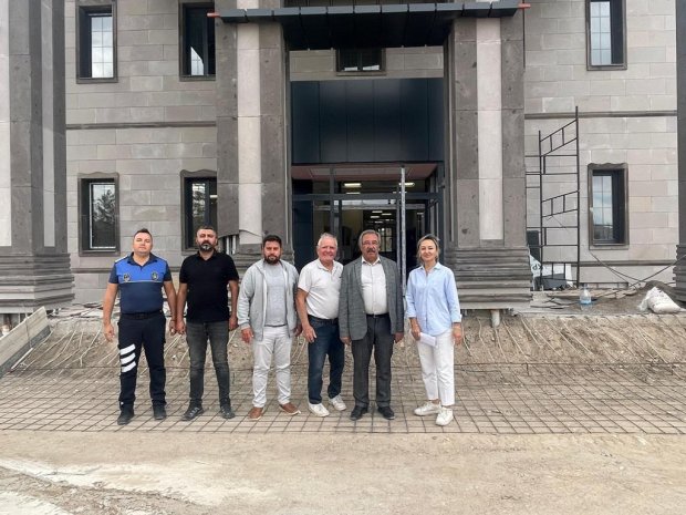 Belediyemiz tarafından Yeni Avanos Hükümet Konağı önündeki caddede yürütülen sıcak asfalt çalışmalarının son gününde, Belediye Başkanımız Sayın Mustafa Kenan Sarıtaş, sahada gösterdikleri yoğun çalışma nedeniyle personele teşekkür mahiyetinde yemek ikramı