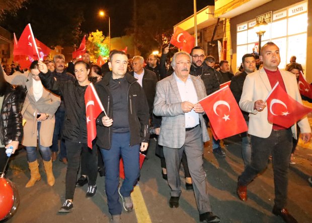 Cumhuriyet coşkusu meydanda yakılan sin sin ateşi ve çalınan marşlarla doyasıya kutlandı.