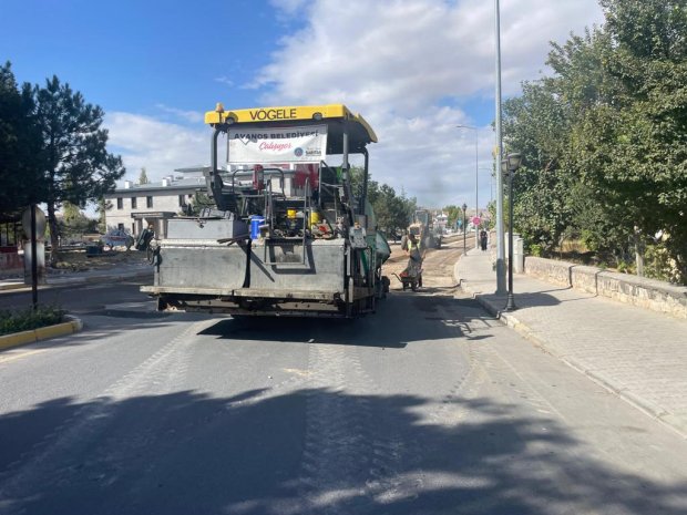 Belediyemiz tarafından Yeni Avanos Hükümet Konağı önündeki caddede yürütülen sıcak asfalt çalışmalarının son gününde, Belediye Başkanımız Sayın Mustafa Kenan Sarıtaş, sahada gösterdikleri yoğun çalışma nedeniyle personele teşekkür mahiyetinde yemek ikramı