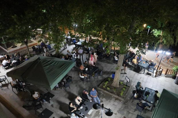 Belediyemiz Sosyal Tesislerinde Canlı Müzik Performansları ile Kızılırmak kıyısında yaz akşamları, canlı müzik eşliğinde daha da güzelleşiyor.