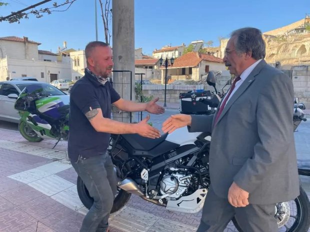 Belediye Başkanımız Mustafa Kenan Sarıtaş sıcak asfalt yol çalışmasının devamı olarak Alaaddin Cami ile Taş Köprü arası kilitli parke yol söküm çalışmasını yerinde inceledi.