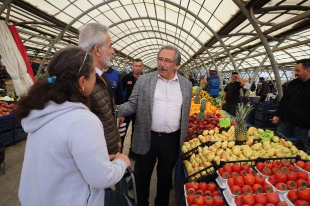 Belediye Başkanımız Sayın Mustafa Kenan Sarıtaş, Cuma günü pazaryerini ziyaret ederek esnaflarımızla ve hemşehrilerimizle tek tek sohbet etti.
