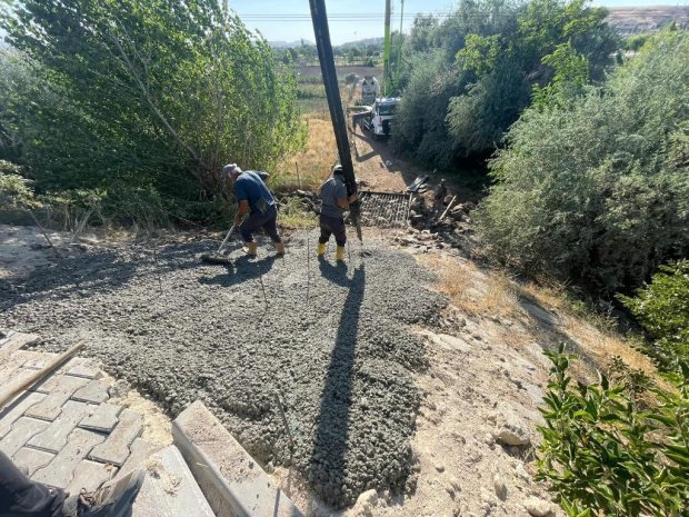 Çevre Yolu Köprüsü ile Karaseki Mahallesi kavşağı arasında yer alan güzergâhta, yolun her iki cephesinde yürütülen kaldırım ve bordür çalışmaları tamamlandı.