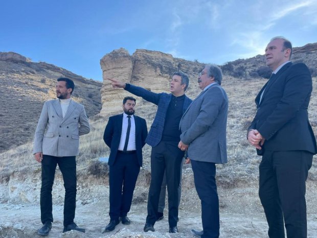 Kapadokya Alan Başkanımız Sayın Cem Aslanbay, Teknik Başkan Yardımcısı Sayın Lütfü Bilgin ve İdari Başkan Yardımcısı Sayın Dr. Hasan Şanlı, Belediye Başkanımız Sayın Mustafa Kenan Sarıtaş’a ziyarette bulundu.
