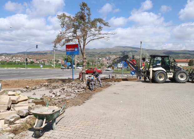 Fen işleri müdürlüğü ekiplerimiz, ilçemizin bir çok noktasında çalışmalarını aralıksız sürdürüyor.