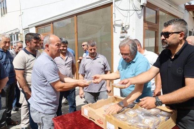 Belediye Başkanımız Sayın Mustafa Kenan Sarıtaş, Muharrem Ayı’nın manevi iklimi dolayısıyla Avanos Çarşı Meydanı’nda vatandaşlarımıza aşure ikramında bulundu.