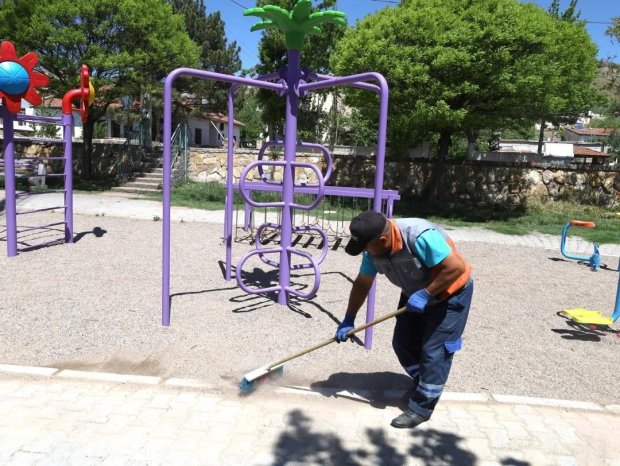 İlçemiz Genelinde Yeşil Alan Bakımları Yapılıyor