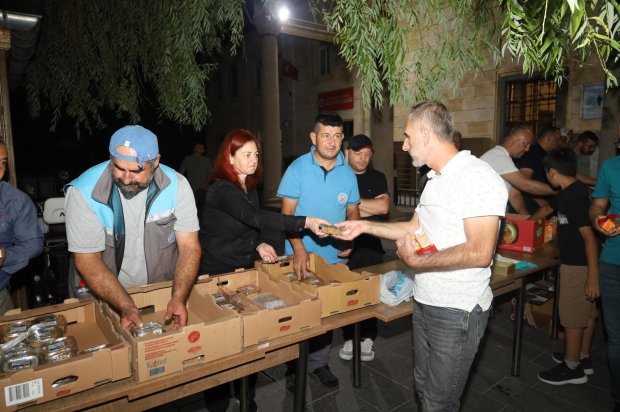 Mübarek Mevlid Kandili vesilesiyle, Belediyemiz Aşevi’nde özenle hazırlanan irmik helvaları, Avanos Şehit Şevket Tekin Merkez Camii’nde hemşehrilerimize ikram edildi.