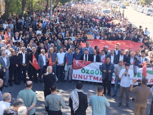 Belediye Başkanımız Sayın Mustafa Kenan Sarıtaş, Nevşehir’de Filistin’e destek amacıyla Sivil toplum kuruluşlarının öncülüğünde gerçekleştirilen yürüyüşe katıldı.