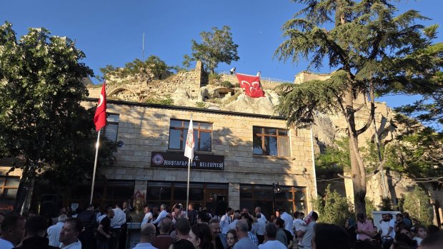 MUSTAFAPAŞA’DA TARİHİ ZAFER: MUSTAFA ÖZER HALKIN GÜÇLÜ DESTEĞİYLE BELEDİYE BAŞKANI SEÇİLDİ