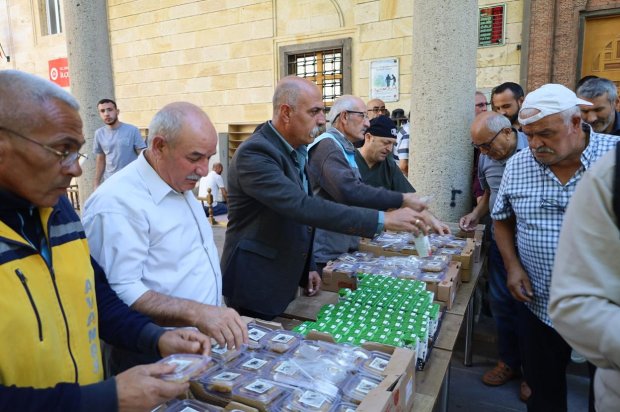 Belediye Başkanımız Sayın Mustafa Kenan Sarıtaş'ın Ahilik Haftası dolayısıyla, belediyemiz aşevinde hazırlattığı helvalar Şehit Şevket Tekin Merkez Camii çıkışında hemşehrilerimize ikram edildi.