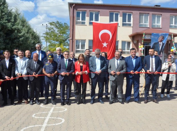 MHP Grup Başkanvekili ve Nevşehir Milletvekilimiz Prof. Dr. Filiz Kılıç, Avanos Kaymakamı Osman Bilici ve Belediye Başkanımız Mustafa Kenan Sarıtaş Ayhanlar İlkokulu tarafından hazırlanan 2024-2025 Eğitim - Öğretim Yılı Okul heyecanı kutlama programı ve A