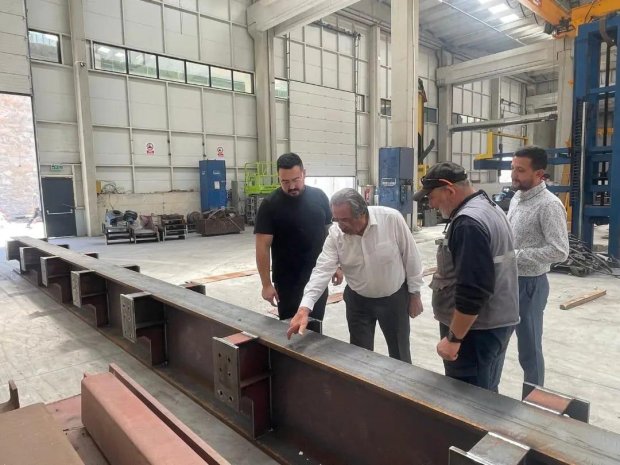 Belediye Başkanımız Mustafa Kenan Sarıtaş, Restorasyon çalışmaları hızlı bir şekilde devam eden Tarihi Taş Köprü’müzün çelik bağlantılarının yapım çalışmalarını Ankara’da Ceceli Grubu Yönetim Kurulu Başkanı Şerafettin Ceceli, Fabrika müdürü Ertuğrul Bilka