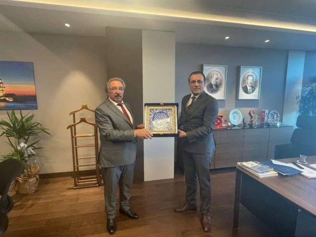 Belediye Başkanımız Mustafa Kenan SARITAŞ, İller Bankası Genel Müdür Yardımcısı Doç. Dr. Fuat UZUN'u makamında ziyaret ederek ilçemizin içme suyu hattı ve belediye hizmet araçları hakkında görüşmelerde bulundu.