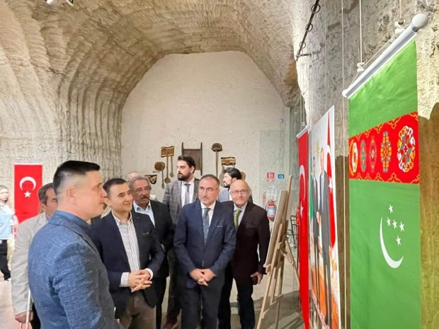 Belediye Başkanımız Mustafa Kenan Sarıtaş, Avanos Kaymakamı Osman Bilici'ninde katıldığı Güray Müzede düzenlenen Türkmenistan kültürünü anlatan resim sergisine katıldı.