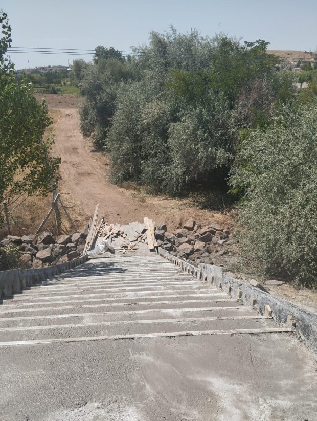 Çevre Yolu Köprüsü'nden Kızılırmak Kenarına Bağlantı Sağlayacak Yürüyüş Yolu ve Merdiven Çalışmaları Devam Ediyor