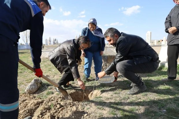 TBMM MHP Grup Başkan Vekili ve Nevşehir Milletvekilimiz Sayın Prof. Dr. Filiz Kılıç ve Belediye Başkanımız Sayın Mustafa Kenan Sarıtaş arefe günü kabir ziyaretlerinde bulundular.