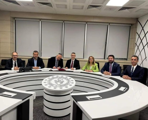 Gençlik ve Spor Bakanlığı Spor Toto Teşkilat Başkanlığı’nda gerçekleştirilen görüşmeler neticesinde 2 Adet Çim Futbol Sahasının Aydınlatılması, Tel Örgülerin Yenilenmesi ve Portatif Tribün yapılması, Çim Futbol Sahalarına 4’lü Soyunma Odası yapılmasına ka
