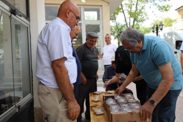 Belediye Başkanımız Sayın Mustafa Kenan Sarıtaş, Muharrem Ayı’nın manevi iklimi dolayısıyla Avanos Çarşı Meydanı’nda vatandaşlarımıza aşure ikramında bulundu.