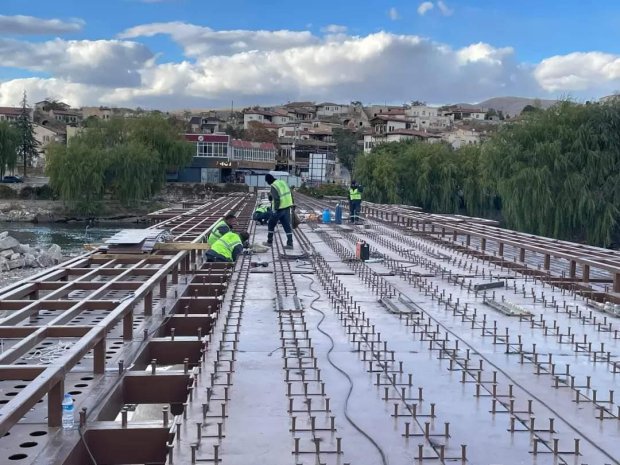 Belediye Başkanımız Mustafa Kenan Sarıtaş, Tarihi Taş Köprümüzün tadilatında kullanılan çelik konstrüksiyon üretimini yapan Ceceli Grup Yönetim Kurulu Başkanı Şerafeddin Ceceli ve ekibi ile birlikte Taş Köprümüzdeki çalışmaları incelediler.