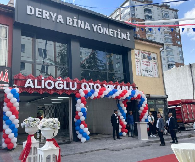 Belediye Başkanımız Sayın Mustafa Kenan Sarıtaş, ilçemizin kilit parke yol çalışmalarında ekibi ile birlikte büyük emek ve destekleri bulunan, iş insanı Sayın Kasım Tün’ün yeni iş yerinin açılışına katıldı.