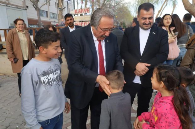 TBMM MHP Grup Başkanvekili ve Nevşehir Milletvekilimiz Sn. Prof. Dr. Filiz Kılıç, Belediye Başkanımız Sn. Mustafa Kenan Sarıtaş, MHP Avanos İlçe Başkanımız Sn. Alparslan Atasoy ve İl Genel Meclis Üyemiz Sn. Murat Öztürk, çarşı merkezinde ve Kızılırmak ken
