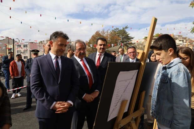 Belediye Başkanımız Sayın Mustafa Kenan Sarıtaş, Cumhuriyetimizin 102. yılı kutlamaları kapsamında düzenlenen törende, Cumhuriyet Meydanı’nda bulunan Atatürk Anıtı’na çelenk sundu.