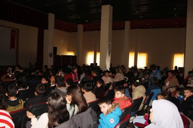 "61. Kütüphane Haftası" etkinlikleri kapsamında düzenlenen animasyon film gösterimi çocukların büyük ilgisi ve yoğun katılımıyla gerçekleştirildi.