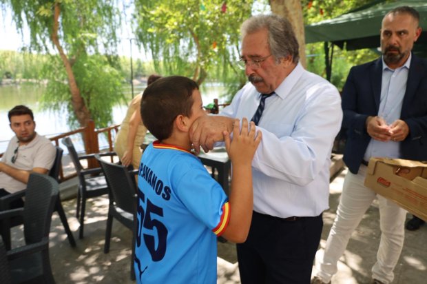 Tarihi Avanos Taşköprümüzün resmi açılış töreni dolayısıyla, Belediye Başkanımız Sayın Mustafa Kenan Sarıtaş'ın özel olarak hazırlattığı aşureler halkımıza ikram edildi.
