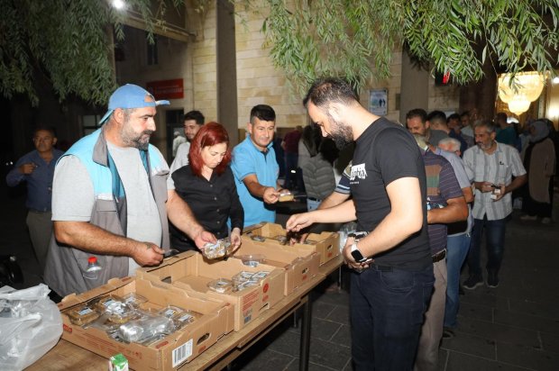 Mübarek Mevlid Kandili vesilesiyle, Belediyemiz Aşevi’nde özenle hazırlanan irmik helvaları, Avanos Şehit Şevket Tekin Merkez Camii’nde hemşehrilerimize ikram edildi.
