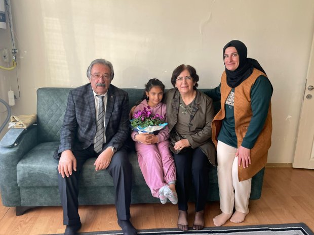 Belediye Başkanımız Sayın Mustafa Kenan Sarıtaş ve kıymetli eşi Sayın Cahide Sarıtaş Hanımefendi, 3 Aralık Dünya Engelliler Günü dolayısıyla ilçemizde ikamet eden engelli vatandaşlarımızı ve ailelerini ziyaret etti.