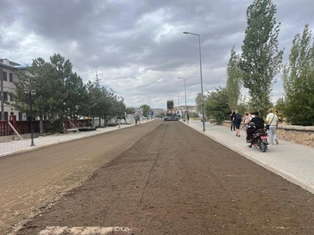 Belediyemiz tarafından Yeni Avanos Hükümet Konağı önündeki caddede yürütülen sıcak asfalt çalışmalarının son gününde, Belediye Başkanımız Sayın Mustafa Kenan Sarıtaş, sahada gösterdikleri yoğun çalışma nedeniyle personele teşekkür mahiyetinde yemek ikramı