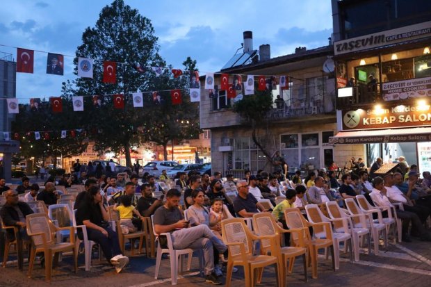 Dev ekranda maçı izleyen yüzlerce vatandaşımız, galibiyetle birlikte büyük bir coşku ve sevinç yaşadı.