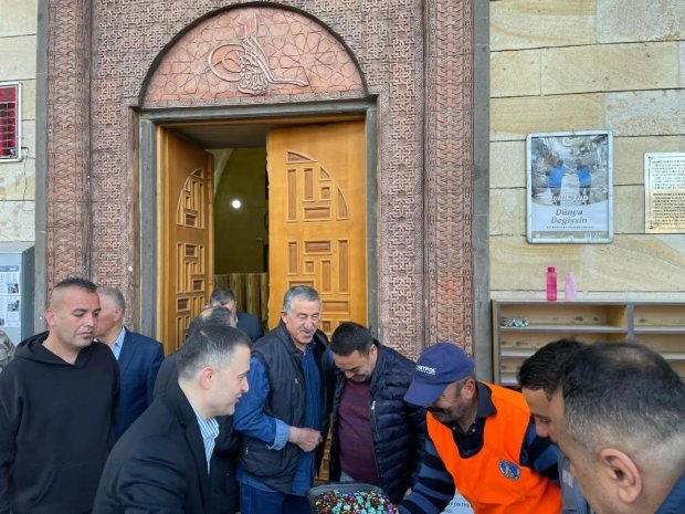 Belediye Başkanımız Sayın Mustafa Kenan Sarıtaş, Ramazan Bayramı’nın manevi atmosferini hemşehrilerimizle birlikte yaşayarak bayram namazını Avanos Şehit Şevket Tekin Merkez Camii'nde eda ettikten sonra vatandaşlarımızla bayramlaştı.