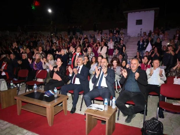 10 farklı koronun katılım sağladığı "7.Uluslararası Türk Müziği Korolar Festivali" Konseri Amfi Tiyatro'da Avanoslu müzik severlerin katılımı ile gerçekleşti.