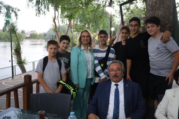 Milletvekilimiz Sayın Prof. Dr. Filiz Kılıç ve Belediye Başkanımız Sayın Mustafa Kenan Sarıtaş, sosyal tesislerde bulunan vatandaşlarımızla da sohbet ettiler ardından sosyal tesislerde devam eden çalışmaları incelediler.