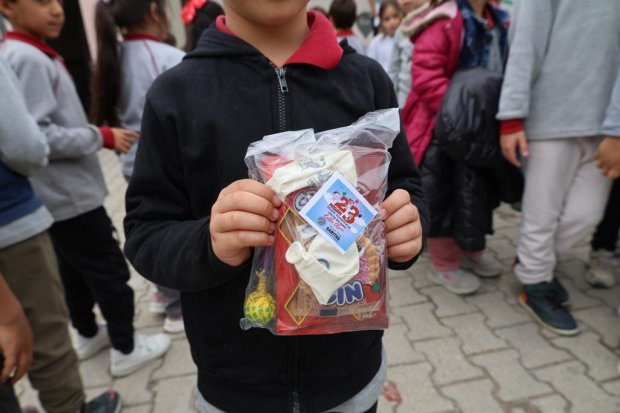 23 NİSAN’DA ÇOCUKLARA BAYRAM HEDİYESİ