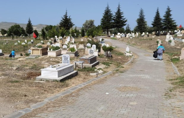 Mezarlıkta Temizlik Çalışmaları Gerçekleştirildi